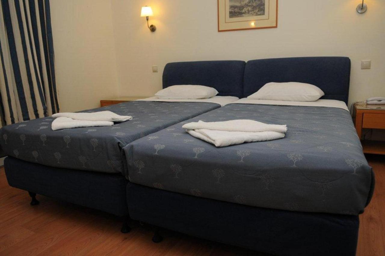 Hotel Pantheon Markópoulon Zimmer foto